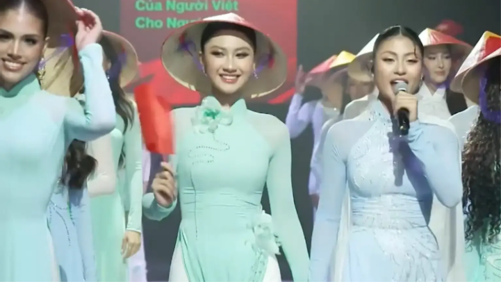 Dàn hoa hậu Miss Cosmo trình diễn áo dài mừng Quốc khánh 2/9